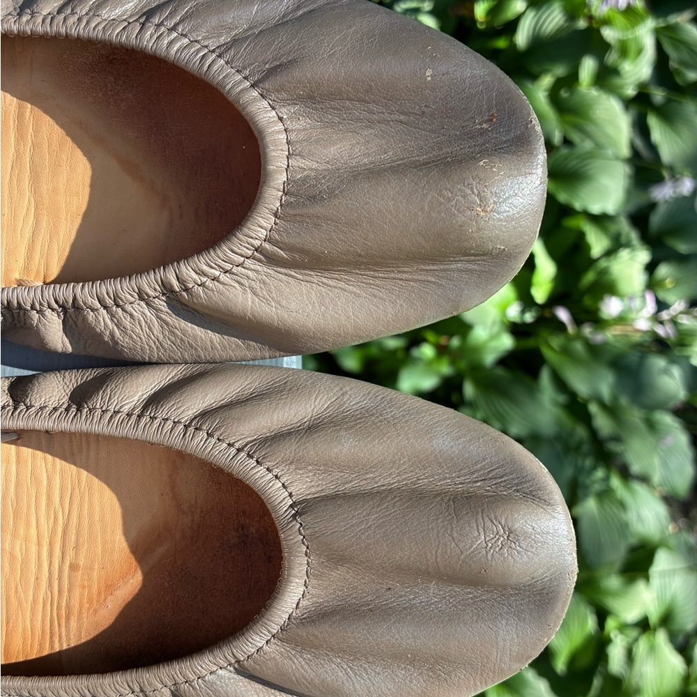 Tieks by Gavrieli Taupe Flats, Size 8 in fair condition - Picture 8 of 8